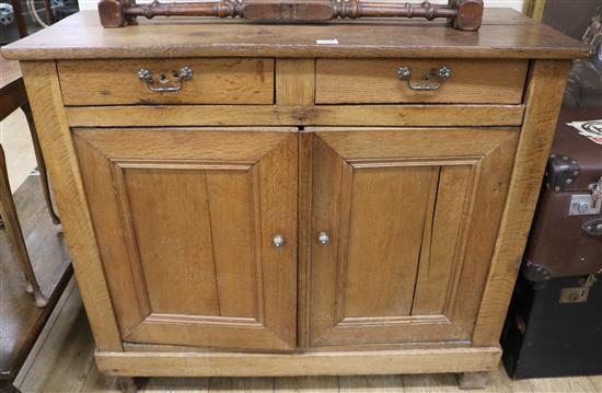 An oak buffet, W.117cm